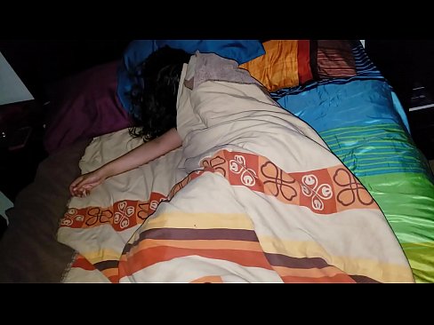 ❤️ सौतेनी आमा सुतेको बेला आफ्नी जवान सौतेनी आमालाई पिट्दै। सेक्स ❌️